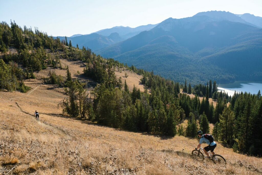 Een man fietsen in de bergen van British Columbia.