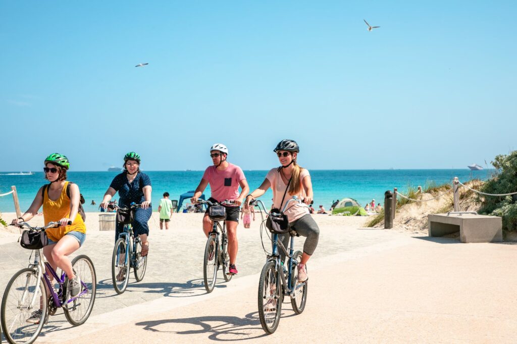 Mensen fietsen in Florida aan de kust.