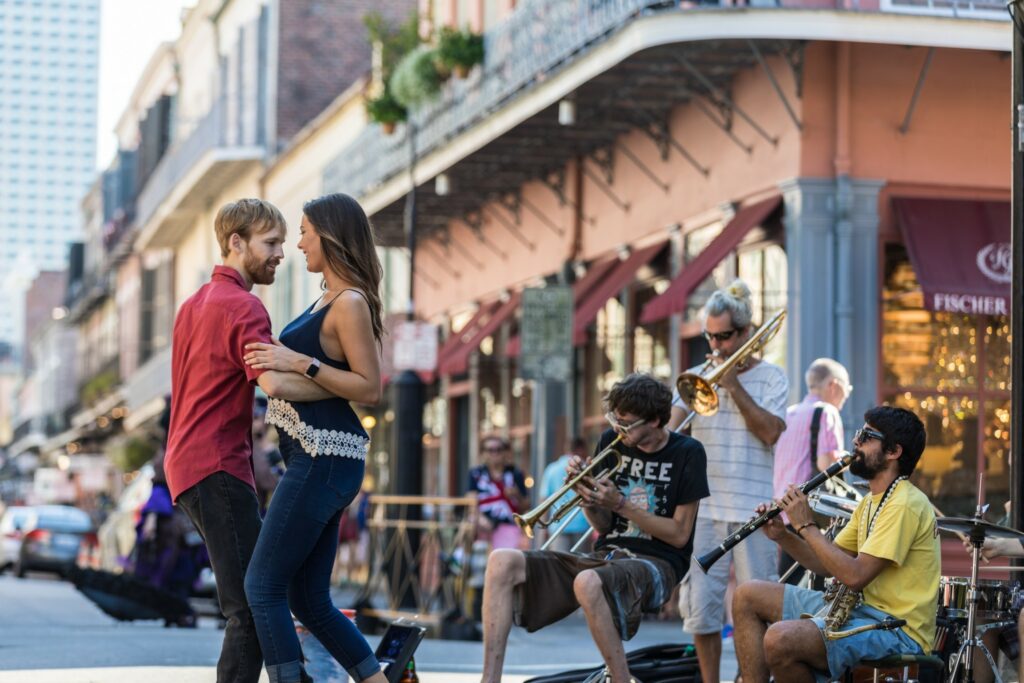 Een jong stel danst in Louisiana.