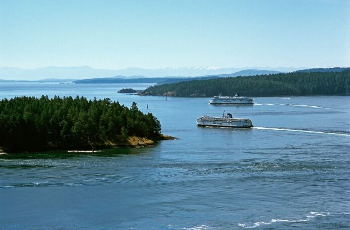 Veerboten varen af en aan tussen Vancouver Island en het vasteland